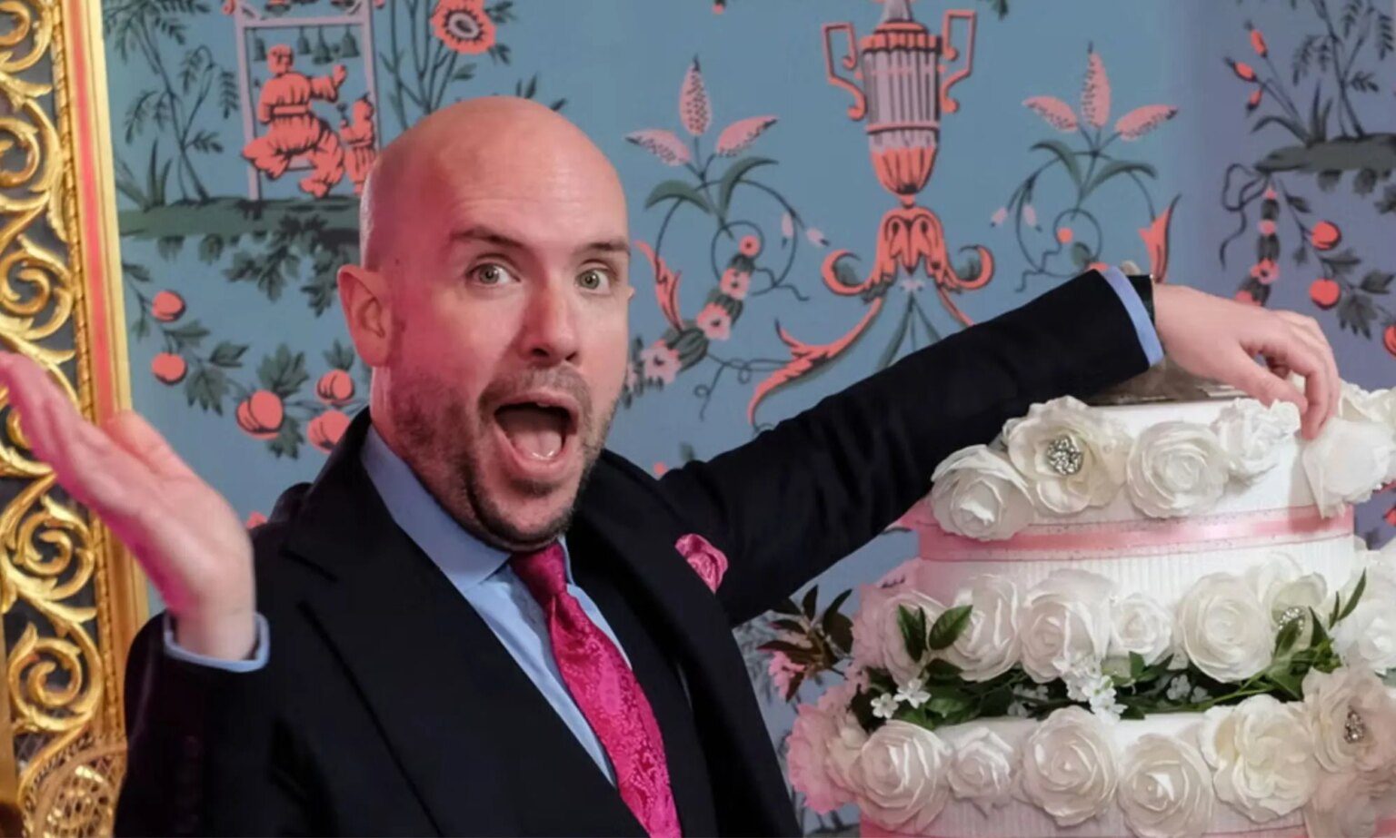 Tom Allen, animateur du Big Gay Wedding, déclare que les droits LGBTQ+ ne doivent « jamais » être pris pour acquis Tom Allen in a promo shot for Big Gay Wedding.