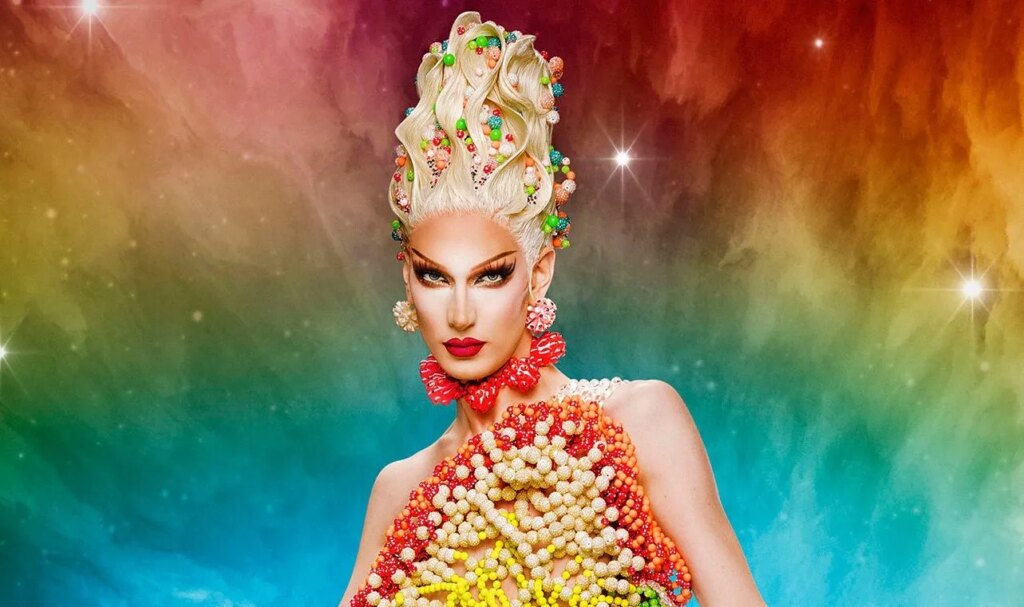 La Grande Dame de Drag Race UK s'adresse à Tia Kofi La Grande Dame de Drag Race UK s'adresse à Tia Kofi