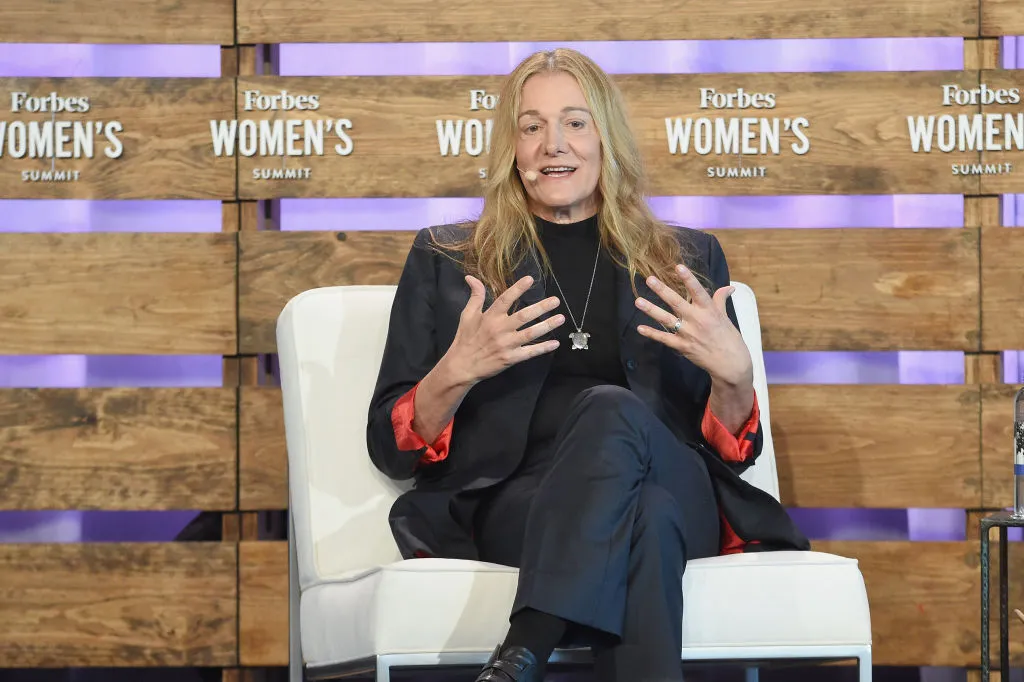 Martine Rothblatt prend la parole sur scène.