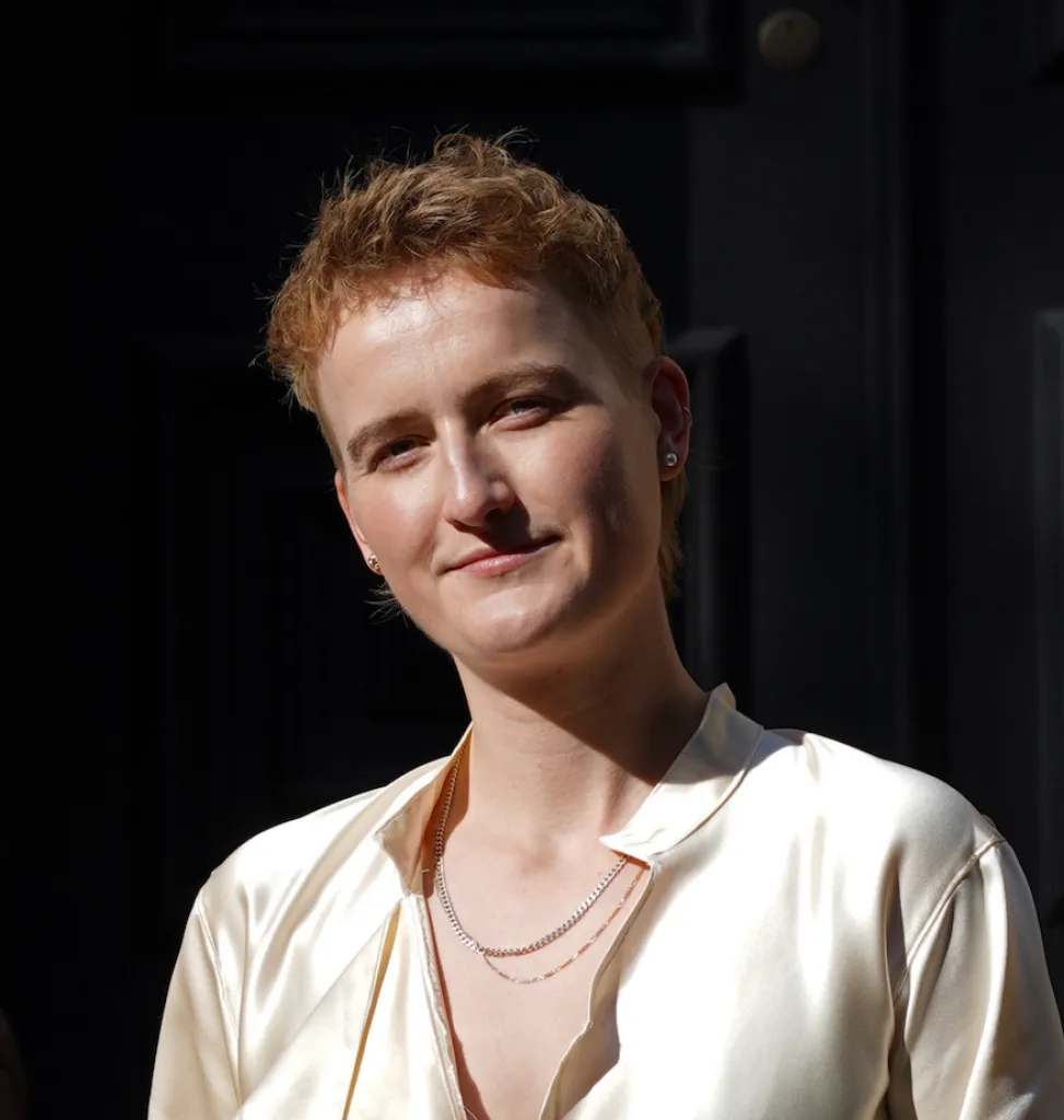 Il s'agit d'une image du fondateur de la technologie non binaire, Indy Sanders.  Ils portent une chemise blanche
