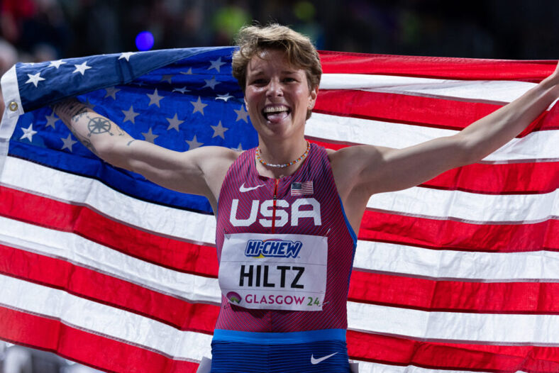 L'Américaine Nikki Hiltz pose pour des photos après avoir terminé deuxième de la finale du 1 500 mètres féminin aux Championnats du monde d'athlétisme en salle à l'Emirates Arena le 3 mars 2024 à Glasgow, en Écosse.