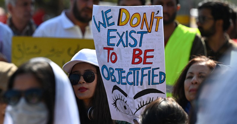Des milliers de personnes défilent pour les droits des trans et des femmes au Pakistan Des milliers de personnes se sont rassemblées à la marche. (Getty)