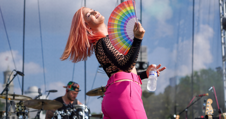 La chanteuse country Cassadee Pope « adorerait » épouser des couples LGBTQ+ au Tennessee Le chanteur country devenu pop-punk est ordonné. (Getty)