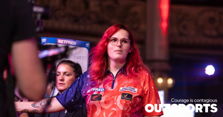 La joueuse de fléchettes trans Noa-Lynn van Leuven a remporté un tournoi féminin.  Deux membres de l'équipe nationale ont démissionné à cause de cela