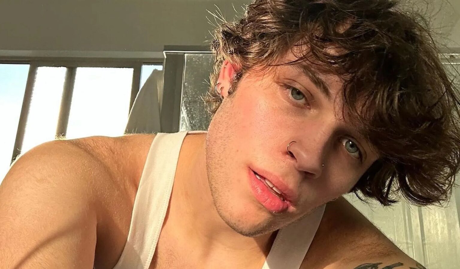 La star du triplet gay TikTok parle du moment où il a su qu'il était différent de ses frères Gay triplet TikTok star Nicolas Sturniolo