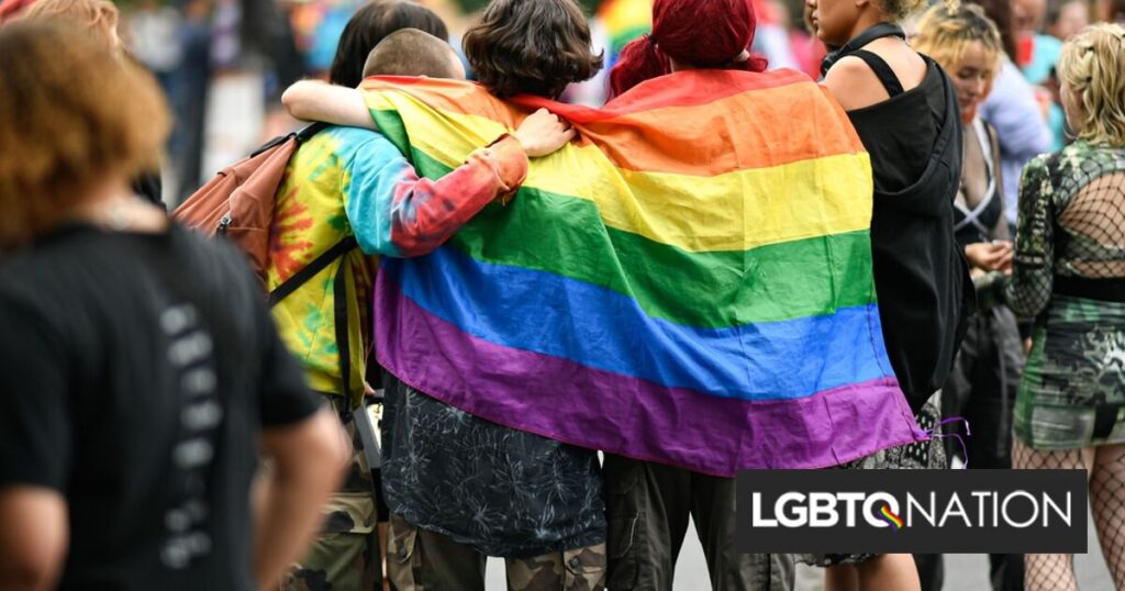 Le GOP utilise des mensonges pour annuler le financement des centres LGBTQ+ locaux. Ils traitent nos vies comme un jeu. Le GOP utilise des mensonges pour annuler le financement des centres LGBTQ+ locaux. Ils traitent nos vies comme un jeu.