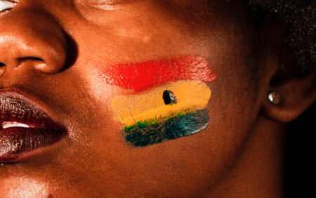 Le Ghana adopte un projet de loi qui rend illégale l’identification comme LGBTQ+