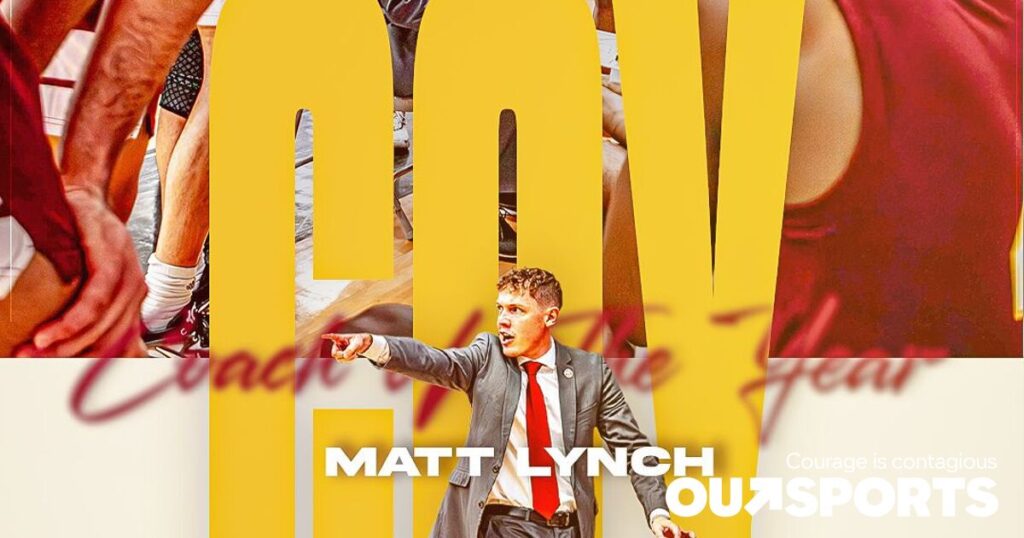 Matt Lynch remporte le titre d'entraîneur de l'année, clôturant une année record pour le seul entraîneur de basket-ball masculin gay Matt Lynch remporte le titre d'entraîneur de l'année, clôturant une année record pour le seul entraîneur de basket-ball masculin gay