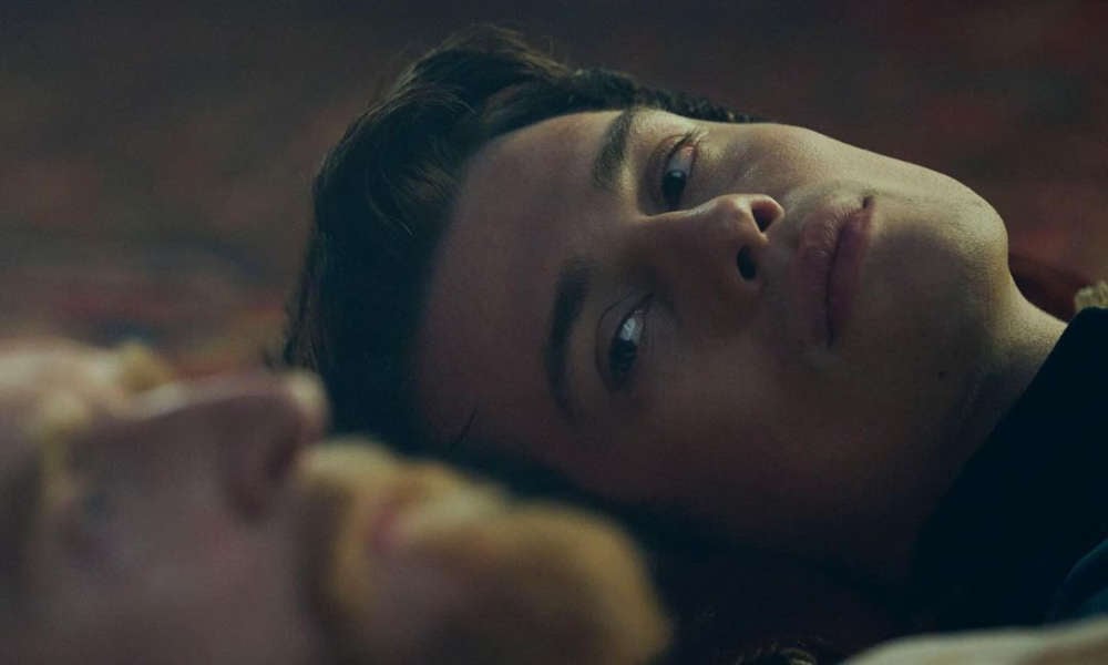 Nicholas Galitzine se réjouit des scènes queer audacieuses de « Mary & George » Nicholas Galitzine se réjouit des scènes queer audacieuses de "Mary & George"