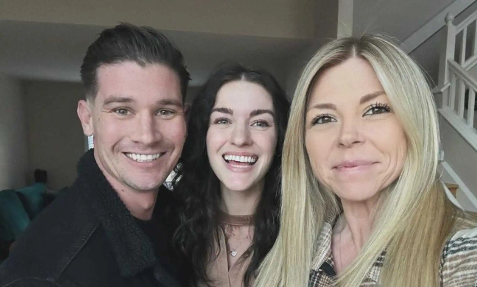 « Notre aventure s'est transformée en un trio – mais notre famille et nos amis sont divisés » Kevin, Alana and Megan