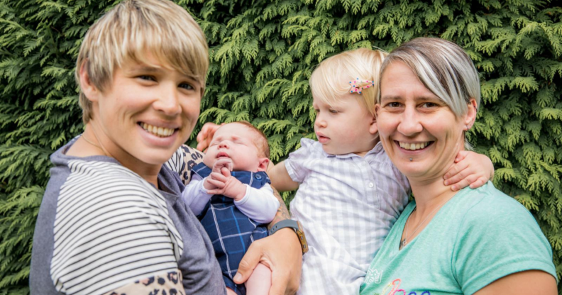Un couple de lesbiennes a refusé l'orientation vers une FIV du NHS à moins qu'ils ne puissent « prouver qu'ils essayaient » pendant deux ans Le couple a dû débourser des milliers de dollars pour un traitement privé. (Polycopié)