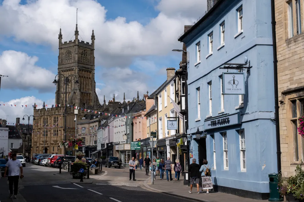 Le pub Fleece le long de Dyer Street, près de Market place, le 13 septembre 2023 à Cirencester, Royaume-Uni.  Cirencester est un bourg du Gloucestershire.  C'est la huitième plus grande colonie du Gloucestershire et la plus grande ville des Cotswolds.  La plupart des bâtiments et des maisons de la ville sont fabriqués à partir de la pierre des Cotswolds de couleur miel.  (photo de Mike Kemp/In Pictures via Getty Images)