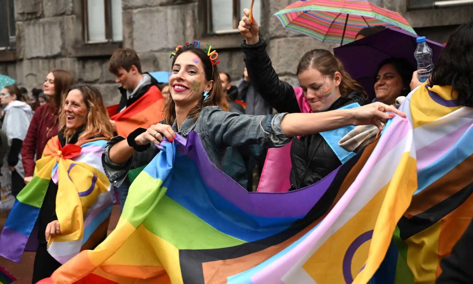 L'EuroPride 2027 pourrait avoir lieu dans cet improbable comté anglais LGBT Activist holds a rainbow flag during a pride march in Belgrade, on September 17, 2022