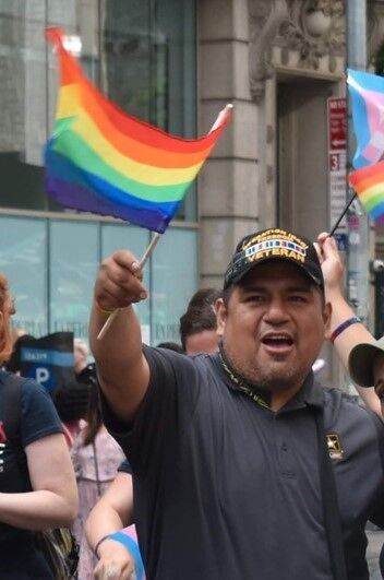 CJ défilant à Stonewall 50 : World Pride NYC 2019 avec la NYC Veterans Alliance