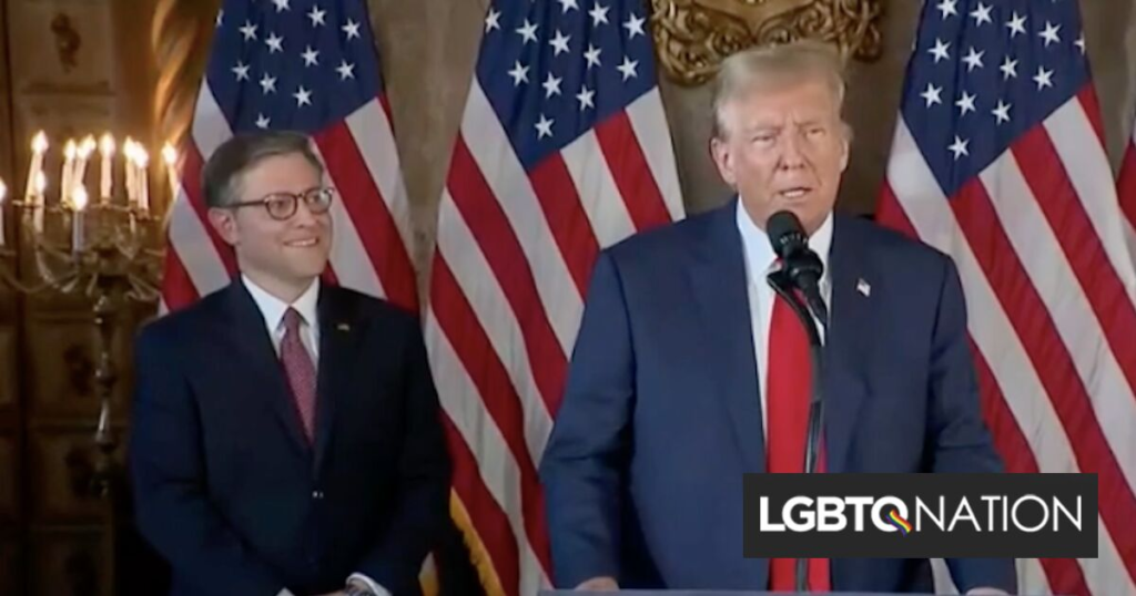 Trump et Mike Johnson tiennent une conférence de presse bizarre pour introduire une loi qui existe déjà Trump et Mike Johnson tiennent une conférence de presse bizarre pour introduire une loi qui existe déjà
