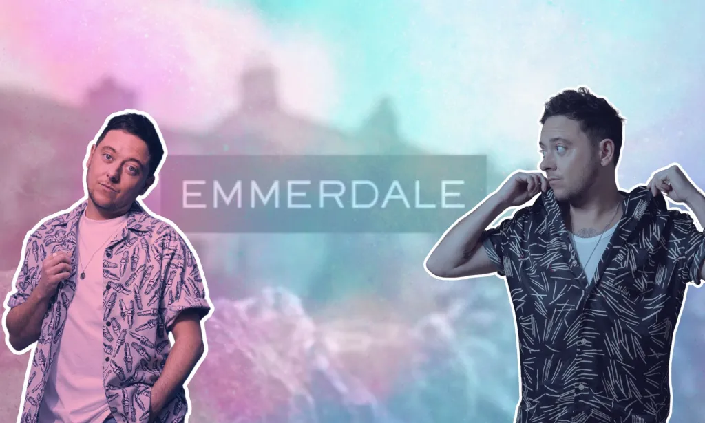 Un graphisme composé d'un dégradé bleu et rose avec le logo du feuilleton ITV Emmerdale ainsi que des photos de l'acteur trans Ash Palmisciano