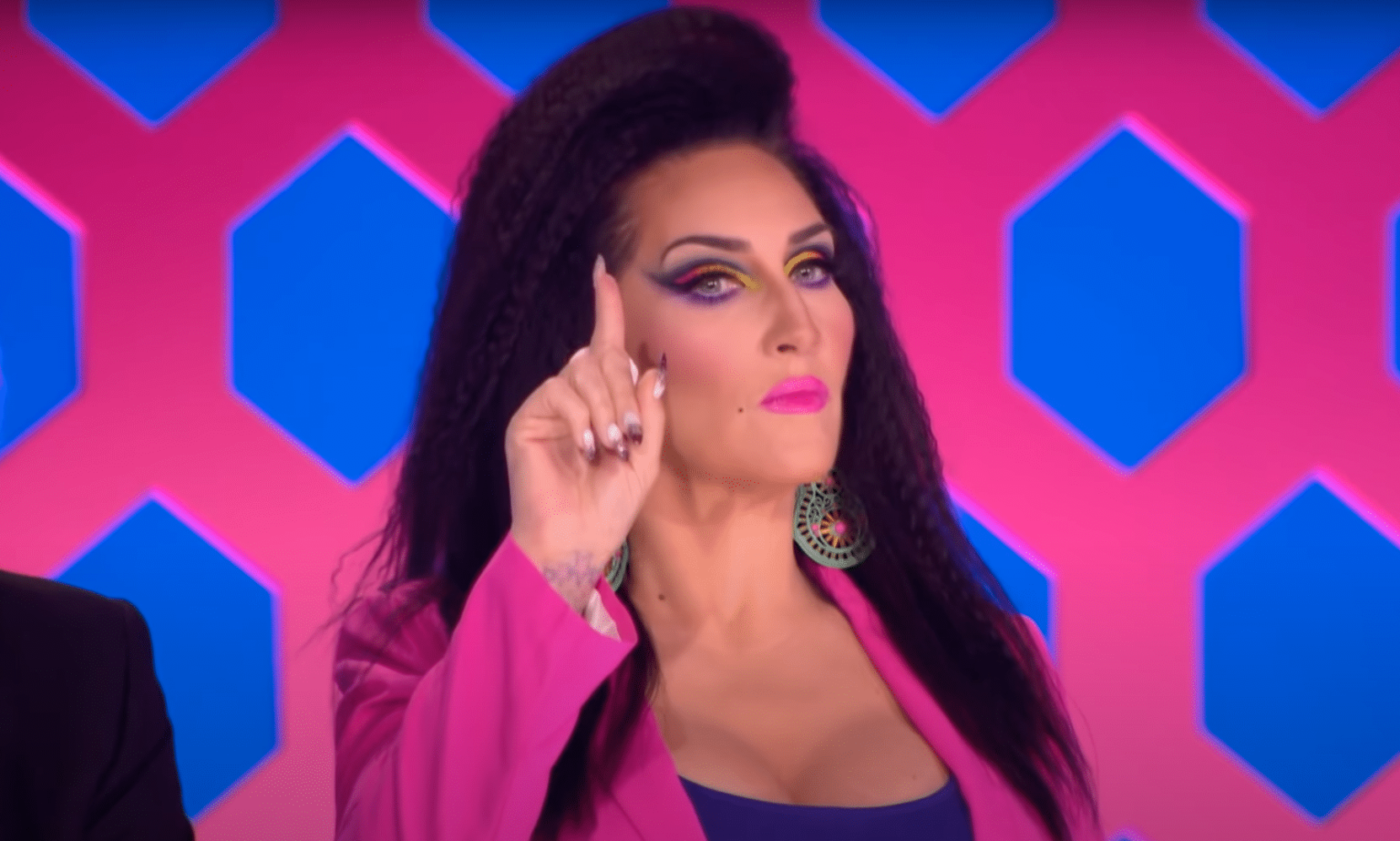 La star de Drag Race partage une lecture hilarante et brutale de Michelle Visage qui n'a jamais été diffusée Michelle Visage has been a Drag Race judge for 10 years, and still receives heat for her harsh critiques.
