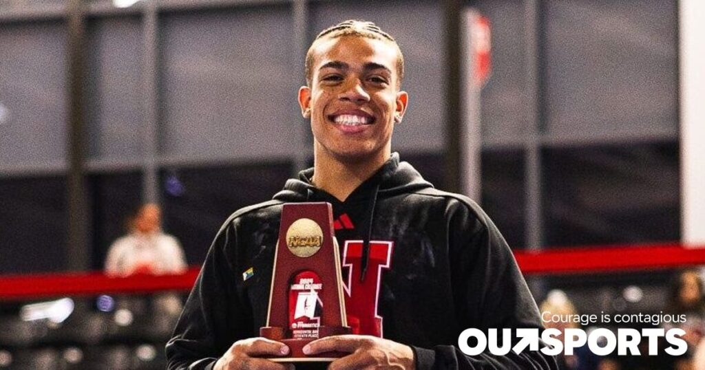 Le gymnaste gay Sam Phillips porte une épinglette de la fierté aux championnats de la NCAA pour montrer la visibilité des athlètes LGBTQ Le gymnaste gay Sam Phillips porte une épinglette de la fierté aux championnats de la NCAA pour montrer la visibilité des athlètes LGBTQ