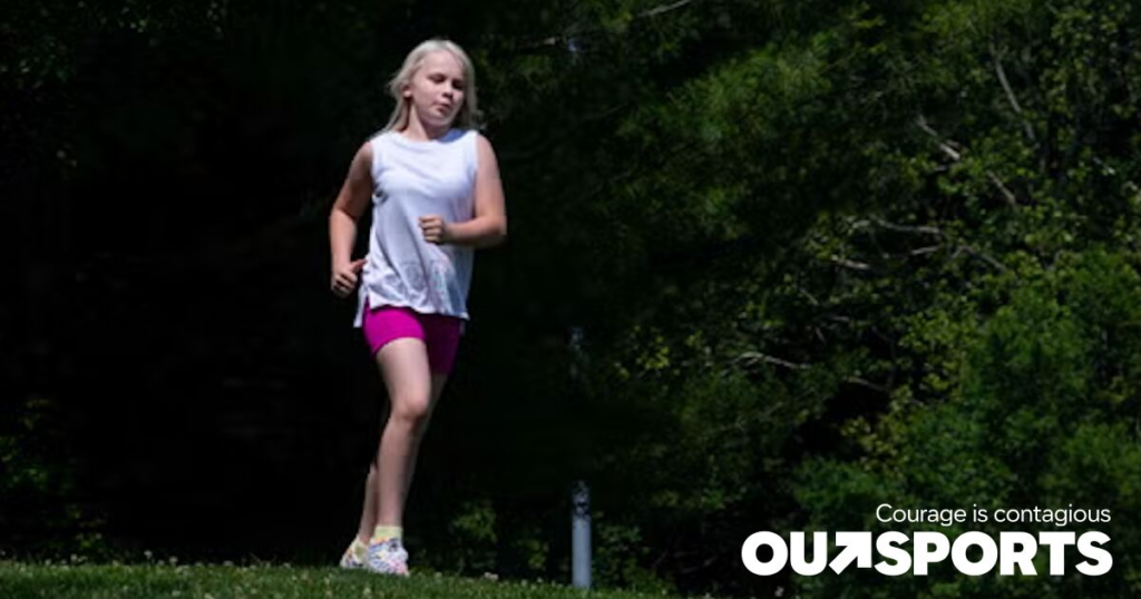 Des militants contre les athlètes trans protestent contre un collégien Des militants contre les athlètes trans protestent contre un collégien