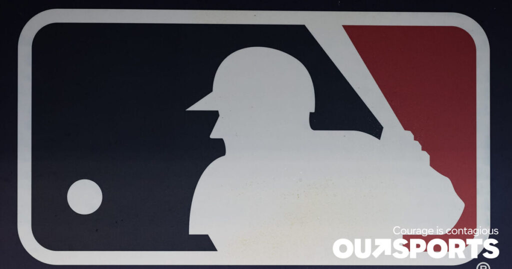 Un ancien arbitre poursuit la MLB et déclare avoir été licencié après s'être plaint de harcèlement homophobe de la part d'une arbitre Un ancien arbitre poursuit la MLB et déclare avoir été licencié après s'être plaint de harcèlement homophobe de la part d'une arbitre