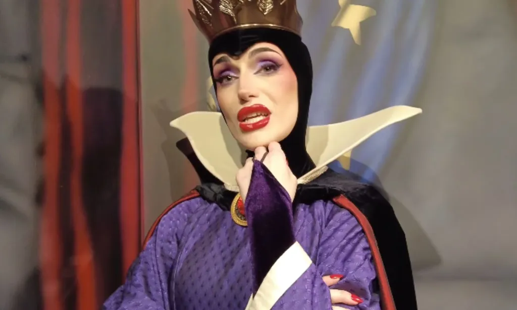L'interprète de l'Evil Queen à la salle à manger Artist Point. 