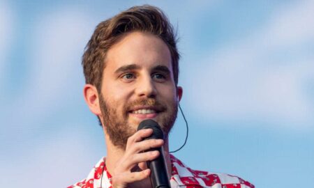 Ben Platt dévoile le clip "Cherry On Top" mettant en vedette son fiancé Noah Galvin