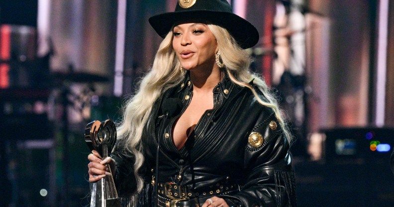 Beyoncé porte un body en dentelle transparente pour son trajet en train au Japon La chanteuse est toujours une icône de la mode. (Getty)