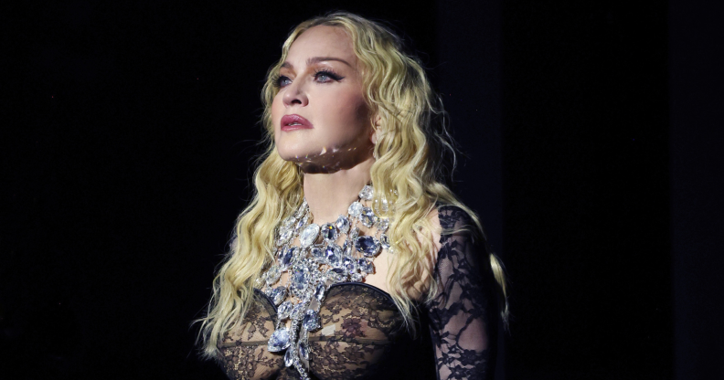Madonna rend hommage aux survivants de la fusillade d'Orlando Pulse lors du Celebration Tour La chanteuse a consacré une partie de son émission aux personnes touchées par la fusillade. (Getty)