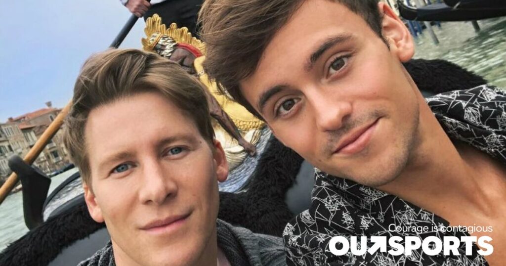 Tom Daley découvre que sa mère pensait au départ qu'il mettait Lance Black en contact avec elle Tom Daley découvre que sa mère pensait au départ qu'il mettait Lance Black en contact avec elle