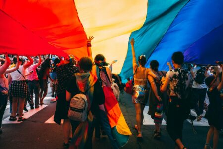 Paris : la ville lumière de la liberté LGBTQ+