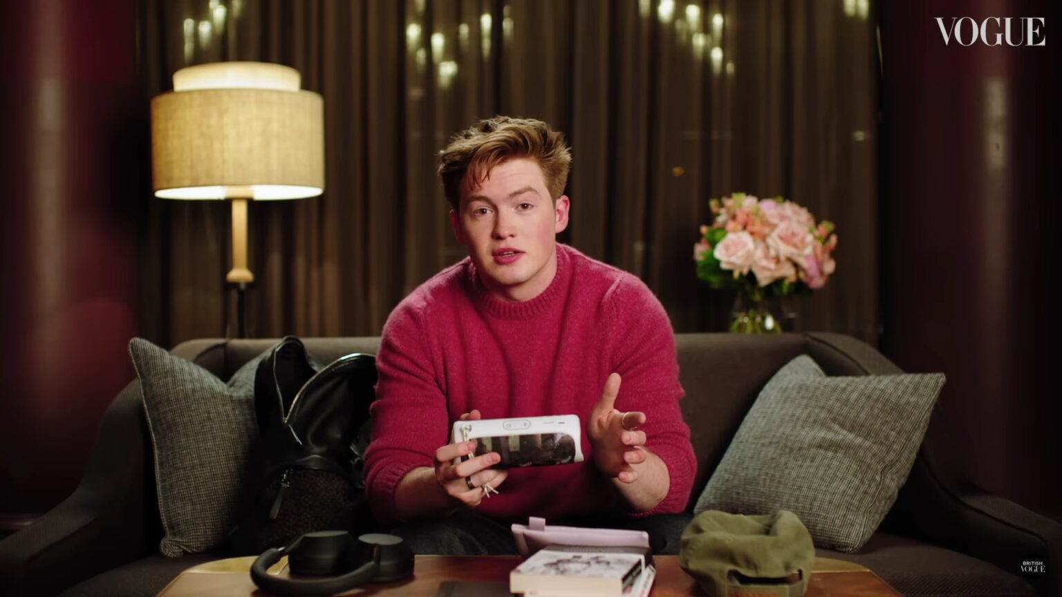 La star de Heartstopper, Kit Connor, rend son verdict sur son nouveau look saisissant Kit Connor reveals his favourite items from books to headphones.