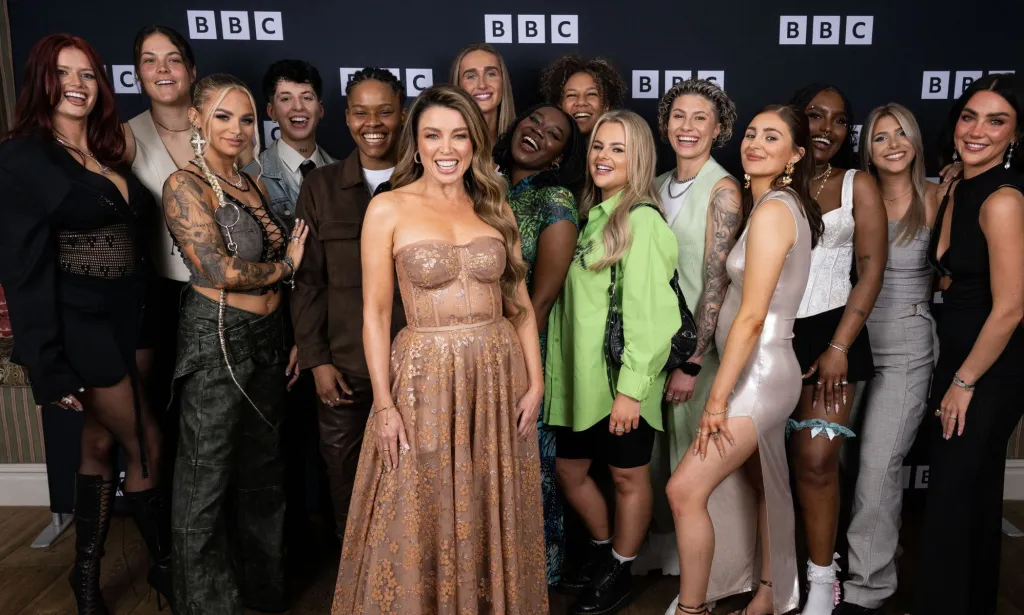 L'animateur de I Kissed A Girl, Dannii Minogue, debout avec le casting de I Kissed A Girl.