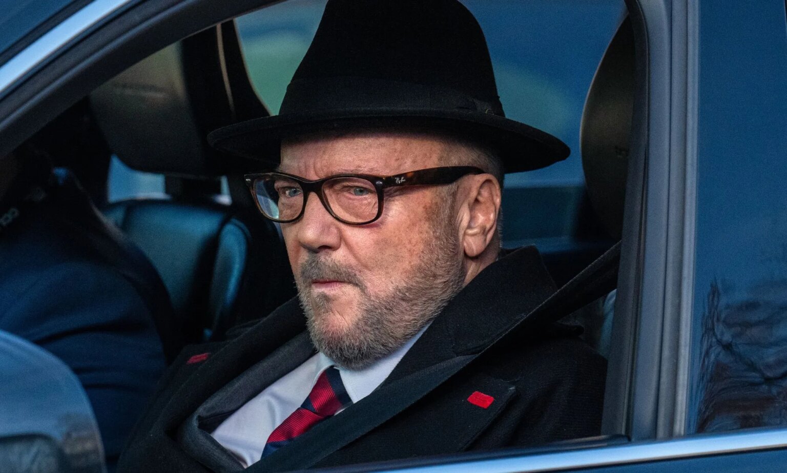 George Galloway met fin à son interview après avoir été interpellé par des commentaires « normaux » sur les relations homosexuelles George Galloway in a car.