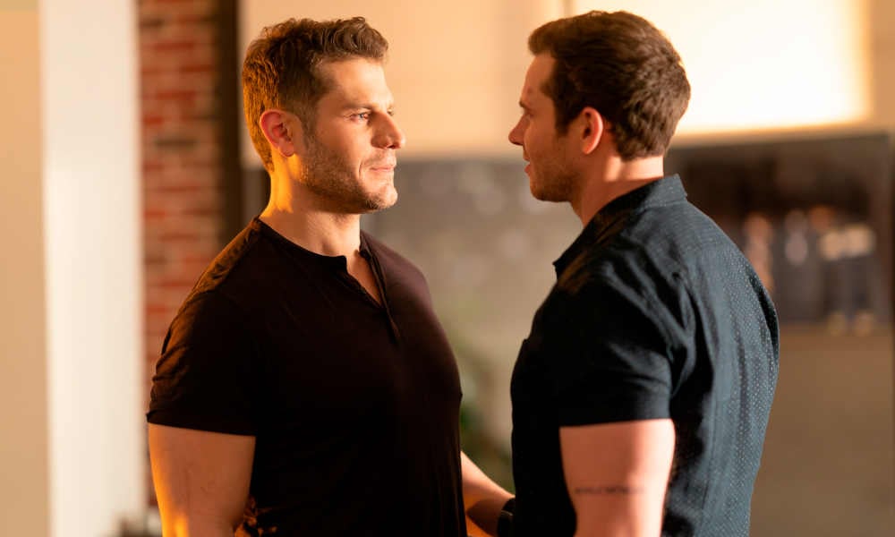 La star du 9-1-1, Kenneth Choi, se réjouit de l'histoire d'amour de Buck et Tommy La star du 9-1-1, Kenneth Choi, se réjouit de l'histoire d'amour de Buck et Tommy