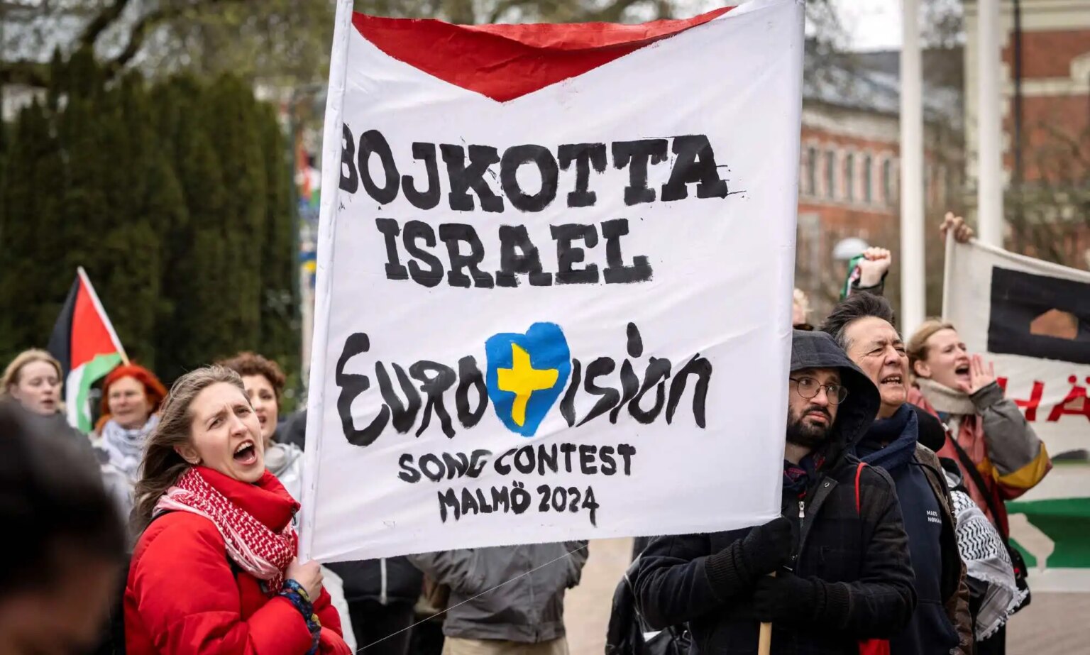 Les fans queer de l'Eurovision expliquent pourquoi ils ont choisi de boycotter le concours de cette année Participants hold up flags and placards during a demonstration outside the City Hall in Malmö, Sweden on April 10, 2024 in connection with the municipal board