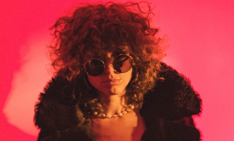 Kiesza revient avec une révolution de la danse du Far West : « La mystérieuse disparition d'Etta Place »