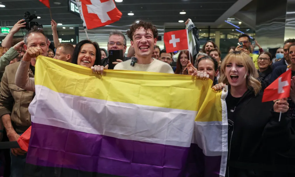 Nemo, vainqueur de l'Eurovision, pose avec un drapeau non binaire.