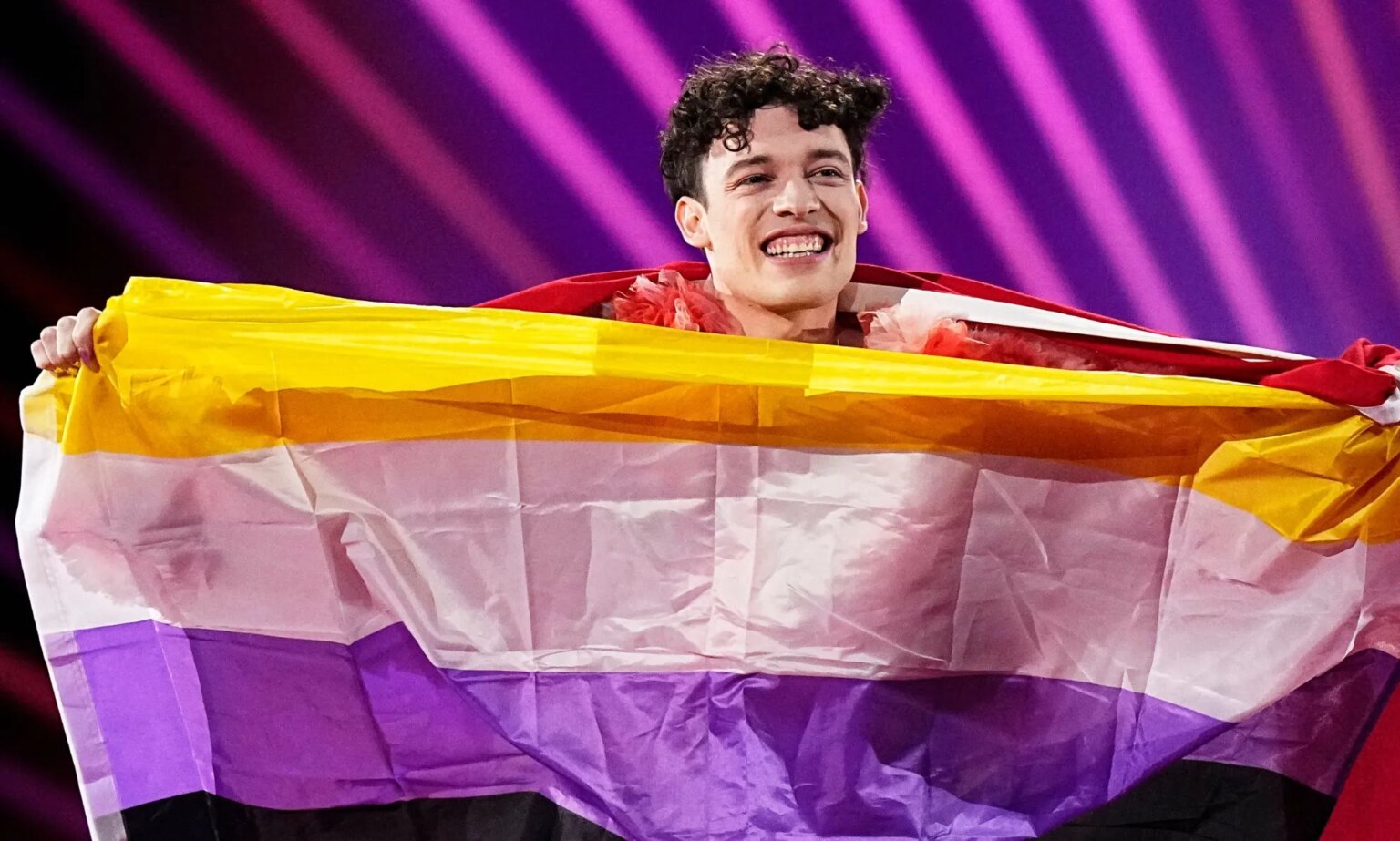 Nemo, vainqueur de l'Eurovision, déclare que les drapeaux non binaires n'étaient pas autorisés dans l'arène : « Je l'ai quand même fait » Eurovision Song Contest winner Nemo with their non-binary flag.