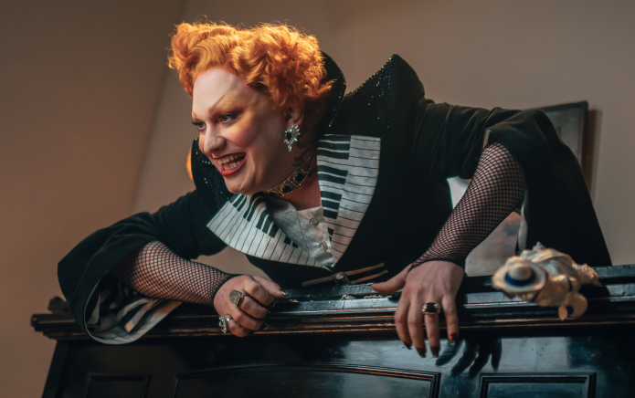 « Donnez-lui un BAFTA ! » : les fans de Drag Race réagissent aux débuts de Jinkx Monsoon sur Doctor Who