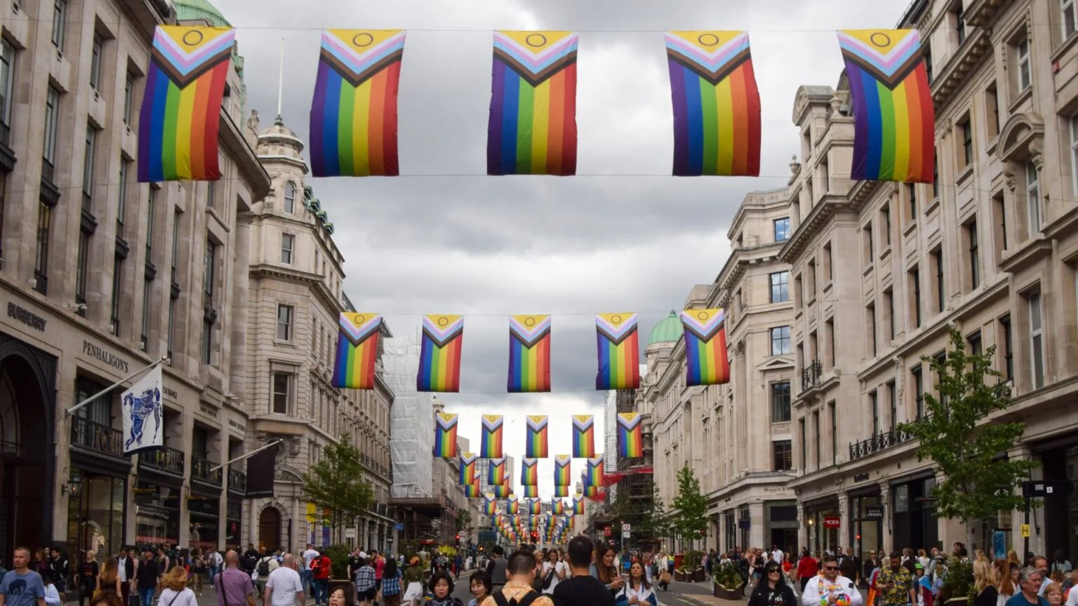 Un groupe chrétien lance une pétition contre les drapeaux de la fierté « laids » et « diviseurs » à Londres LGBTQ+ Pride flags decorate Regent Street for Pride month