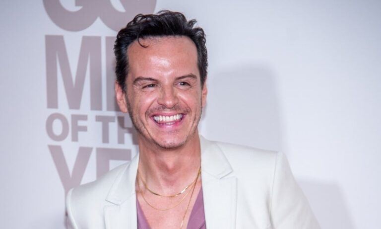 Andrew Scott dit qu'être gay est « la plus grande joie de ma vie ».