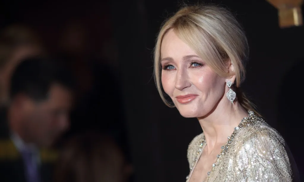 L'auteur de Harry Potter, JK Rowling, porte une tenue dorée et scintillante alors qu'elle pose pour la caméra.