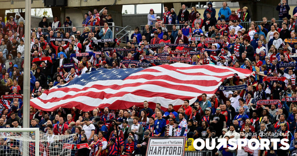 Un groupe de fans « Pas de politique » pour les retraites de l'équipe nationale américaine : un groupe LGBTQ est désormais lancé Un groupe de fans « Pas de politique » pour les retraites de l'équipe nationale américaine : un groupe LGBTQ est désormais lancé