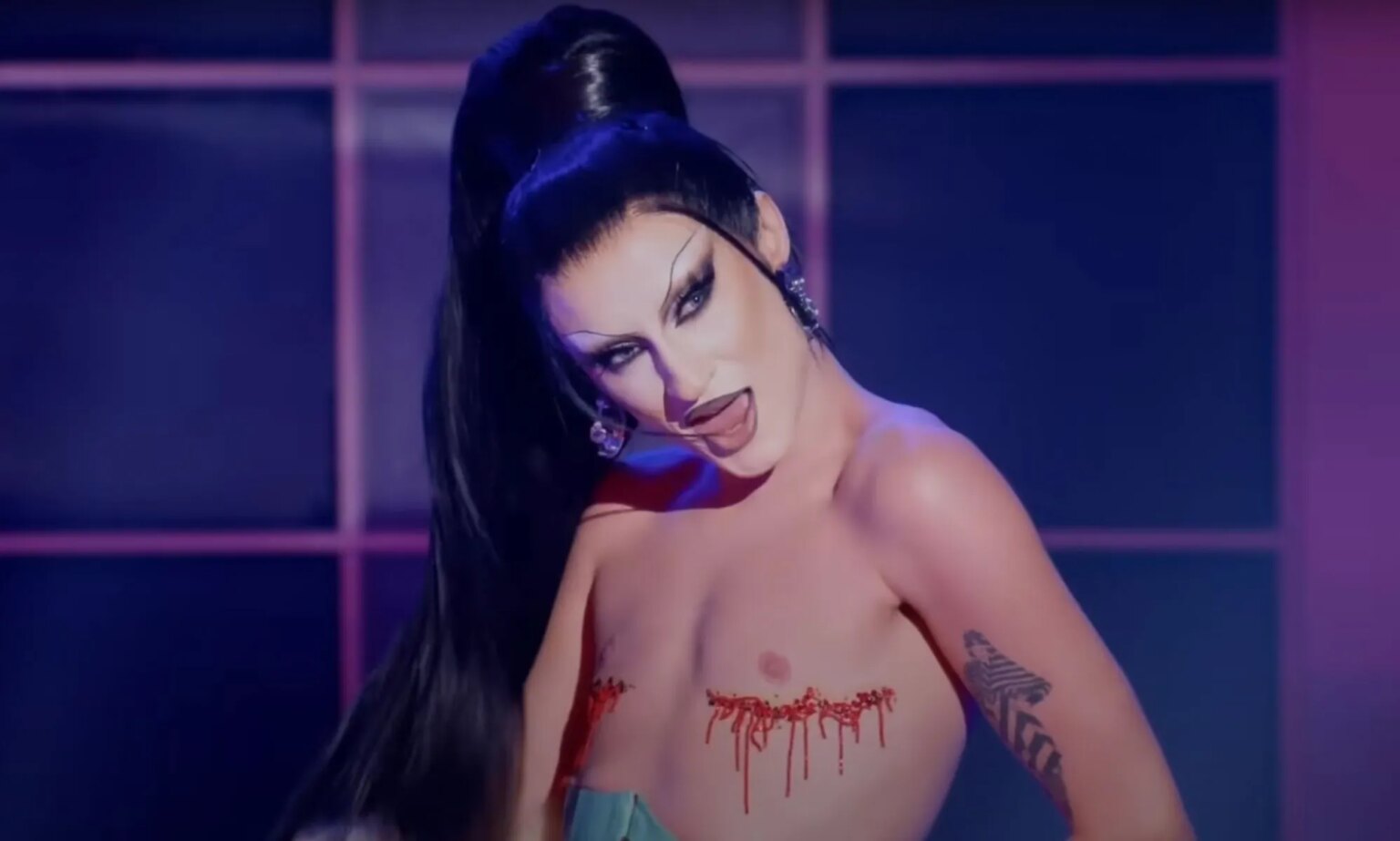 Le superbe look chirurgical All Stars 9 de Gottmik fait s'effondrer les droitiers Drag Race star Gottmik with glitter covering her top surgery scars during a lip-sync.