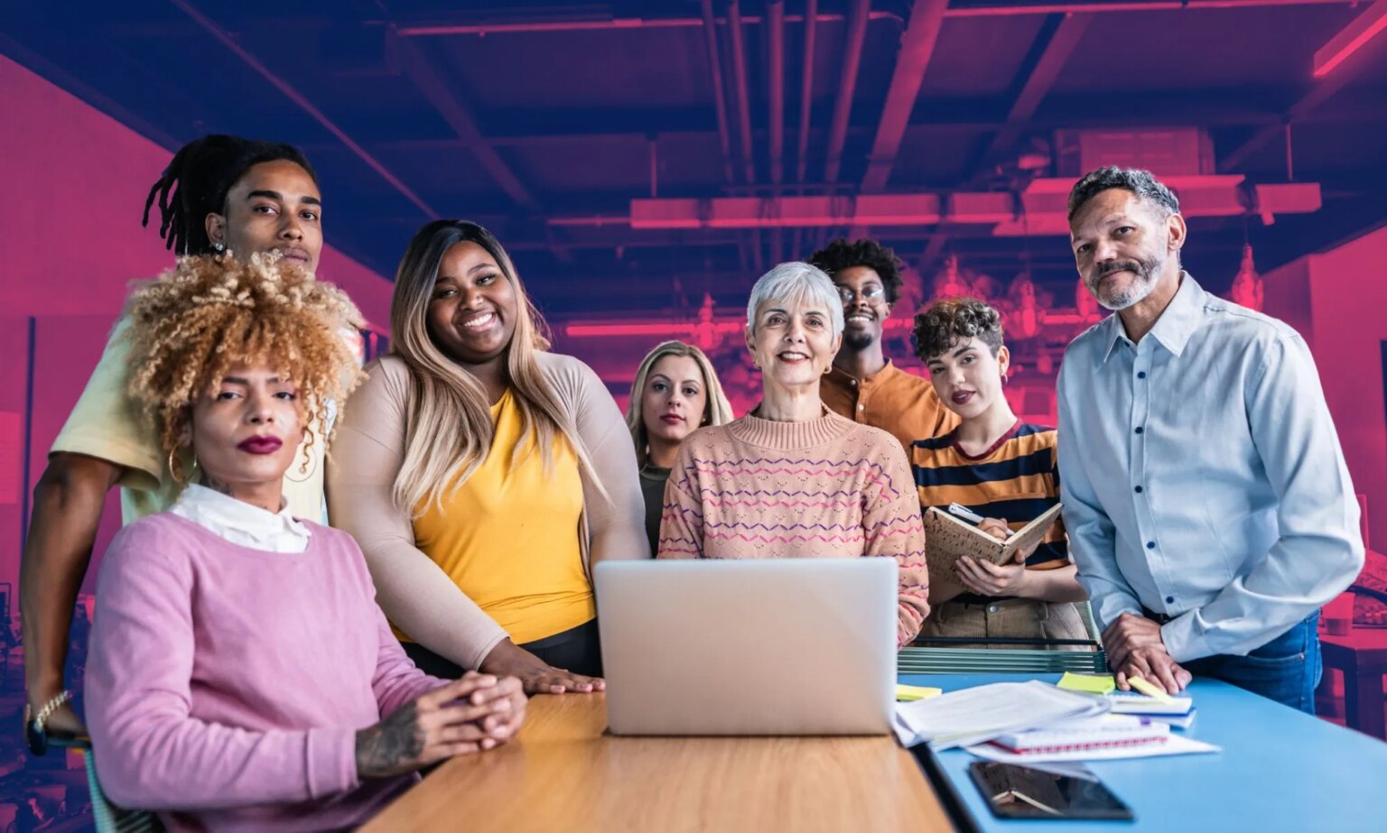 Un tiers des employés LGBTQ estiment que leur identité a eu un impact négatif sur leur carrière This is a diverse group of colleagues gathered around a table.