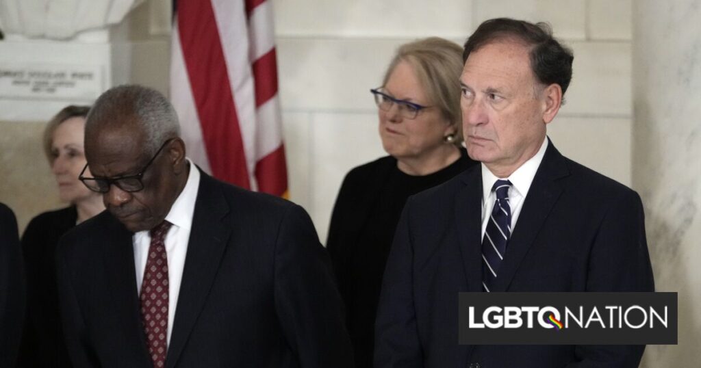 Les nationalistes chrétiens arborent leur drapeau depuis les sièges du gouvernement Les nationalistes chrétiens arborent leur drapeau depuis les sièges du gouvernement