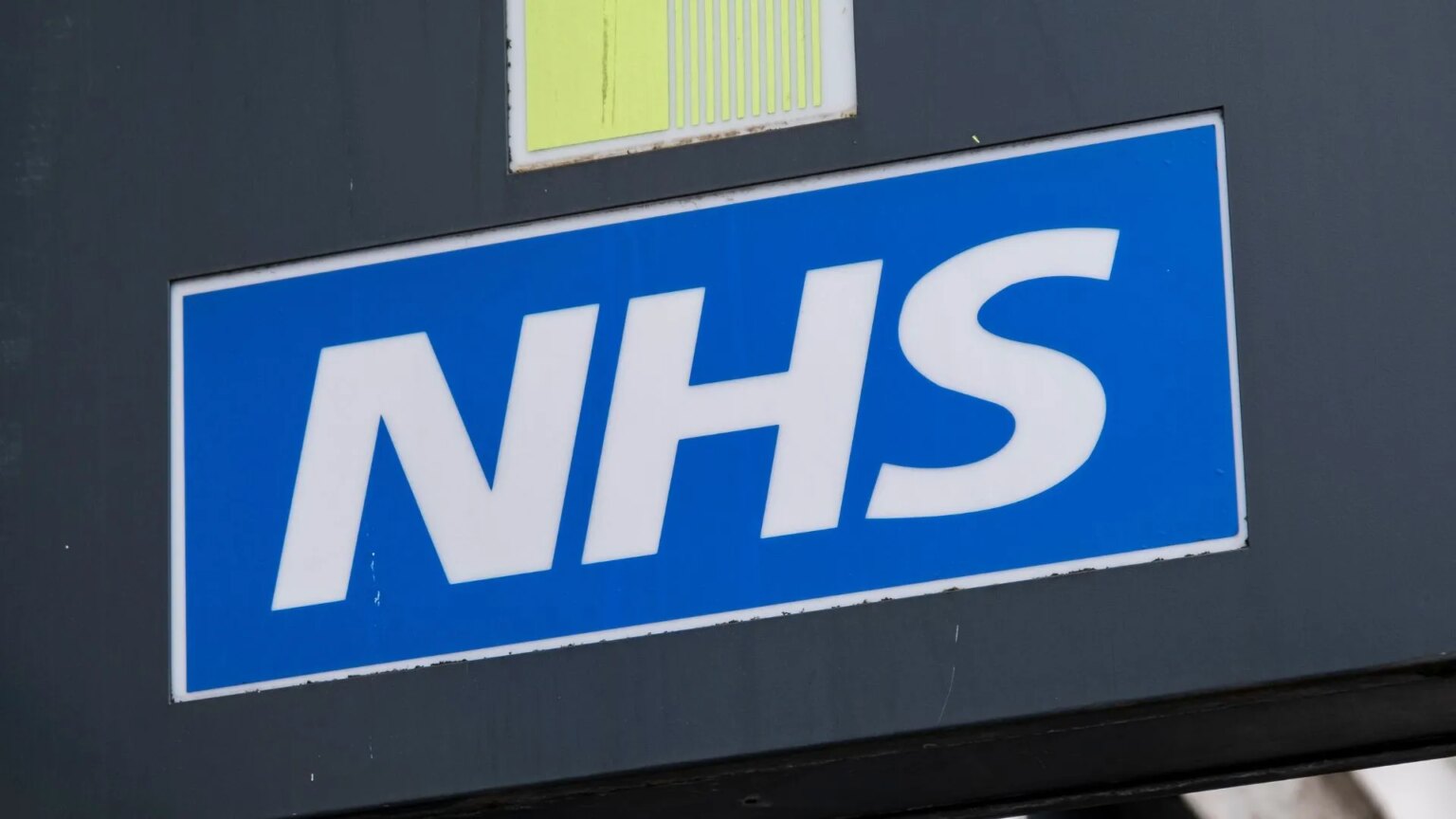 La confiance du NHS fait face à des poursuites judiciaires pour l'utilisation par un membre du personnel trans du vestiaire féminin NHS Logo on blue background