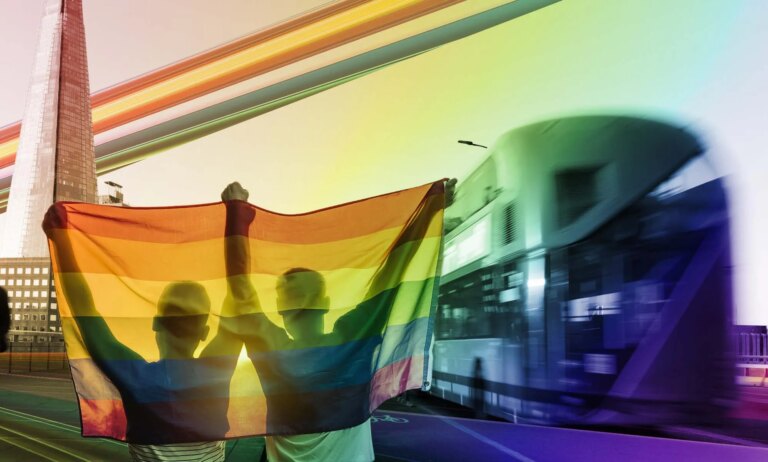 Une victime d'abus homophobe donne des conseils essentiels aux usagers des transports publics de Londres avant la Pride