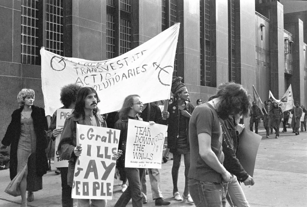 Sylvia Rivera et Marsha P. Johnson défilent avec les Street Transvestite Action Revolutionaries.