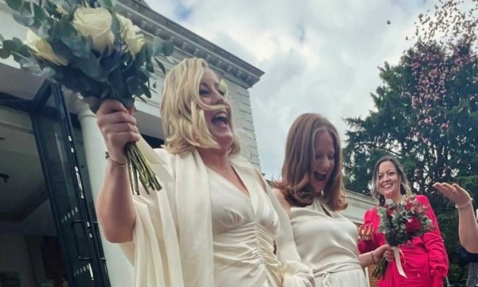 Hannah Bardell, candidate lesbienne du SNP, épouse son partenaire : « Le plus beau jour de ma vie » Hannah Bardell and wife Lucie in their wedding dresses